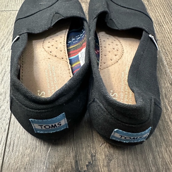 Tom’s shoes - Picture 2 of 3